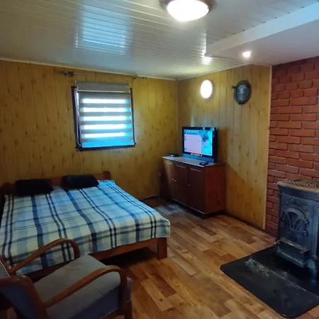 Letniskowy Nad Jeziorem Wielkie Parteczyny Holiday home *